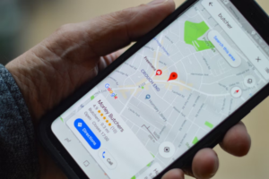 A adição da realidade aumentada ao Google Maps traz uma série de benefícios para os usuários. Uma das principais vantagens é a precisão na navegação. Com a sobreposição de informações visuais ao ambiente real, fica mais fácil identificar ruas, placas de trânsito e pontos de referência. Além disso, a IA do Google Maps é capaz de processar dados em tempo real, fornecendo informações atualizadas sobre tráfego, acidentes e desvios.