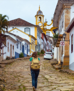 Minas Gerais é um destino romântico verdadeiramente especial, oferecendo uma variedade de experiências e destinos encantadores para casais desfrutarem juntos. Seja explorando as cidades históricas, desfrutando da natureza exuberante ou saboreando a deliciosa culinária local, Minas Gerais tem tudo o que você precisa para criar memórias inesquecíveis com seu parceiro. Então, comece a planejar sua viagem romântica para Minas Gerais e prepare-se para se apaixonar por este estado encantador.