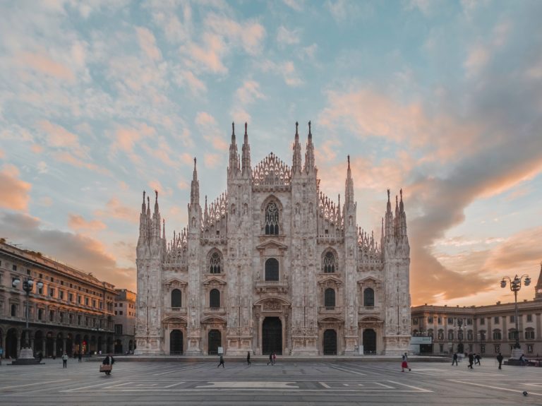 Um dos pontos turísticos mais famosos de Milão é o Duomo, a quarta maior igreja cristã do mundo. Com 11.700 metros quadrados, essa imponente construção levou mais de 400 anos para ser concluída. A vista do alto do Duomo é incrível e vale a pena ser compartilhada. Não deixe de conferir também o famoso prego sagrado da Cruz de Jesus, que é exposto ao público durante dois dias no segundo sábado de setembro